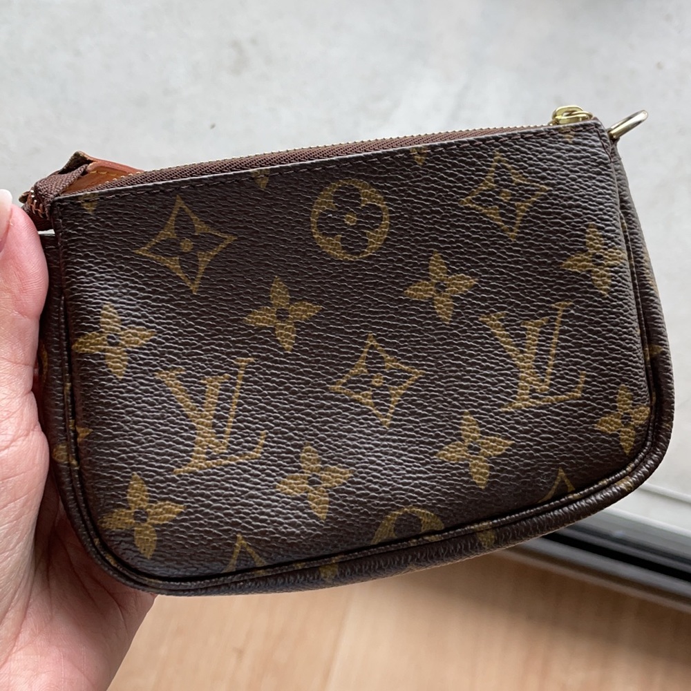 Louis Vuitton mini pochette